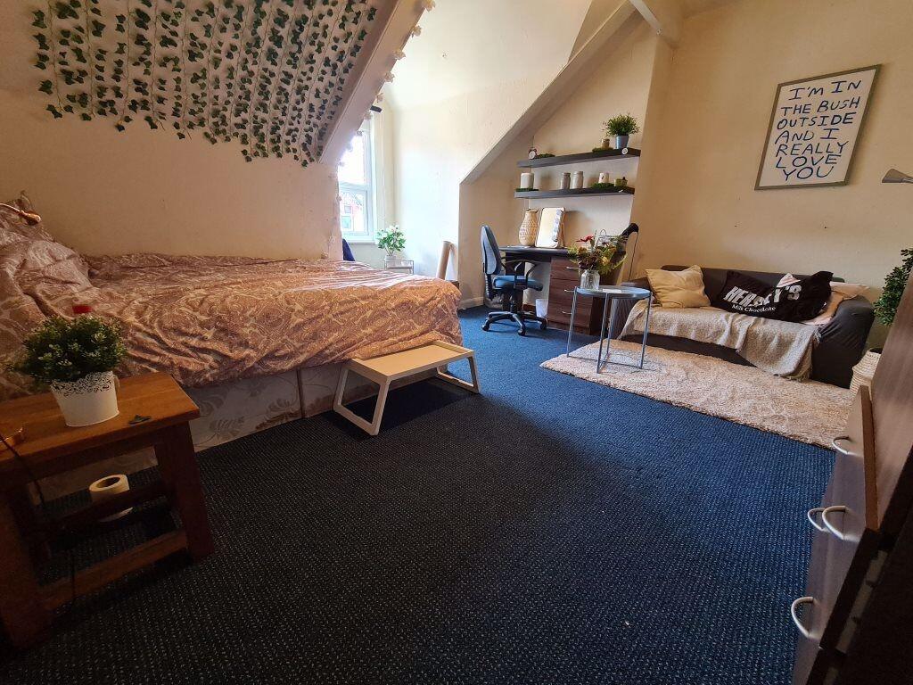 Cozy and neatly arranged bedroom featuring a si...