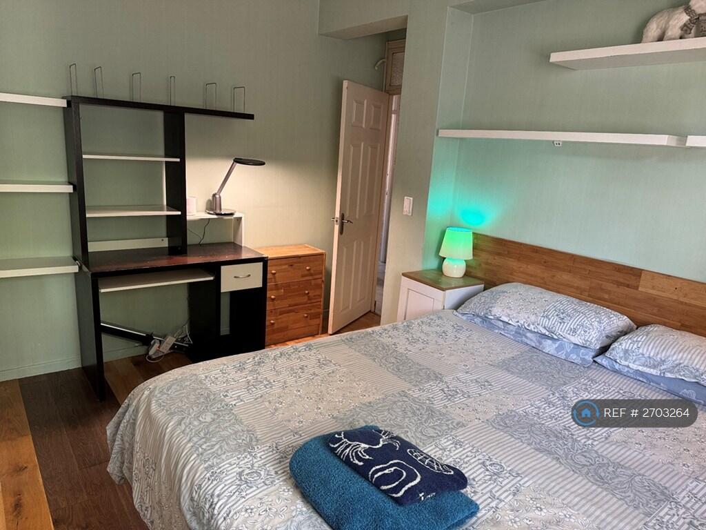 Super King-Size Bedroom