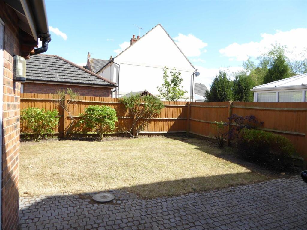 Costard Avenue, Warwick Gates, Warwick