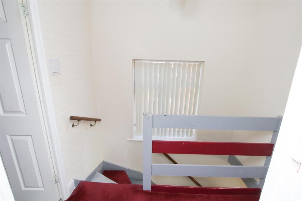 FIRST FLOOR LANDING