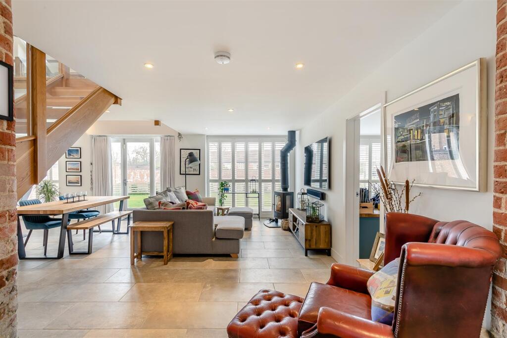 8639408-interior14.jpg