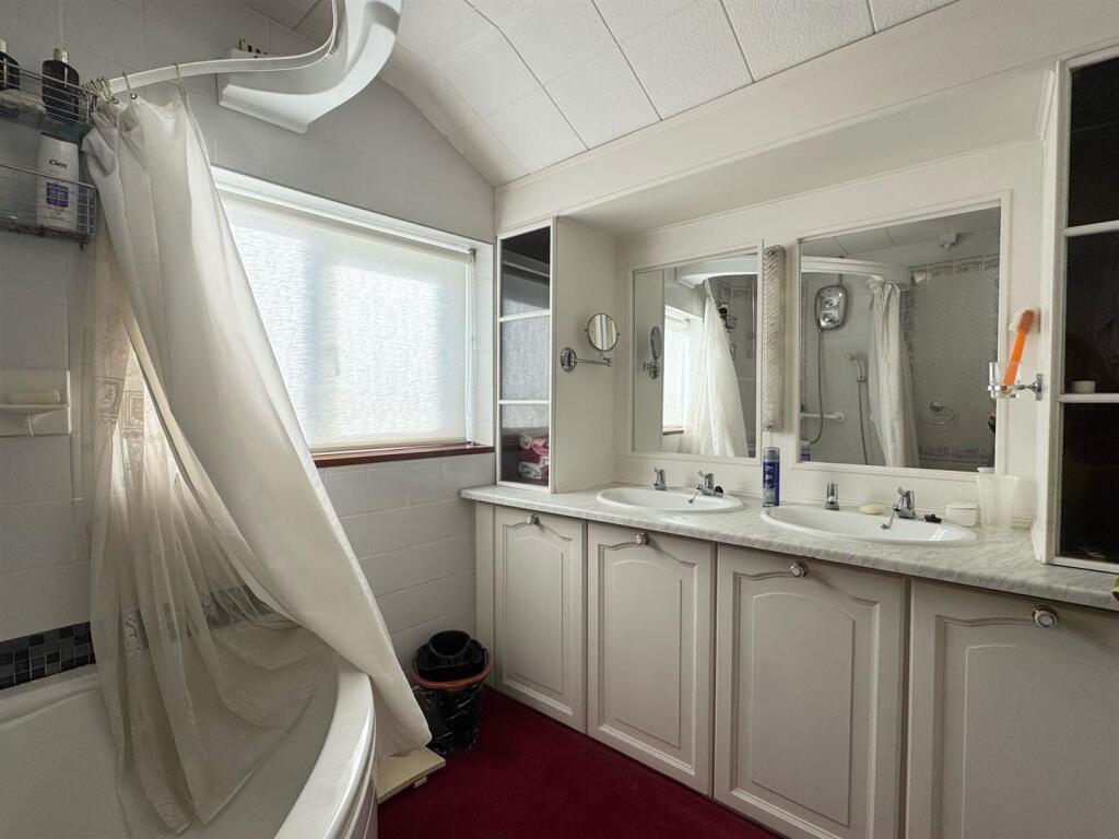 Bathroom 1.jpg