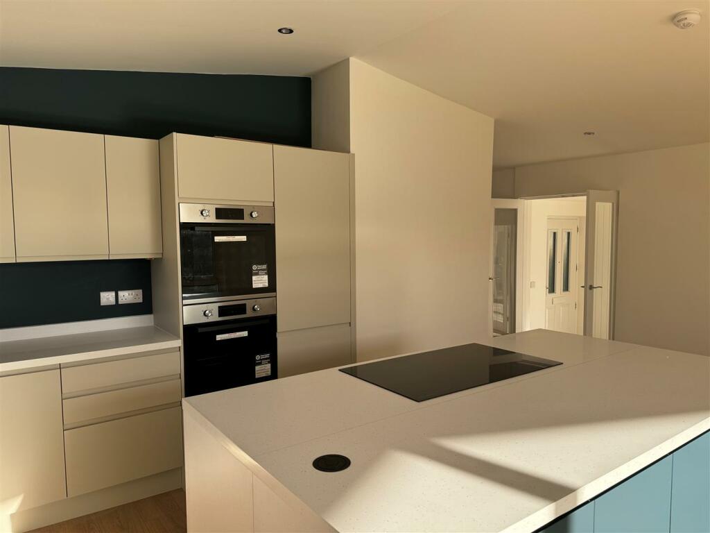 Kitchen,..jpg