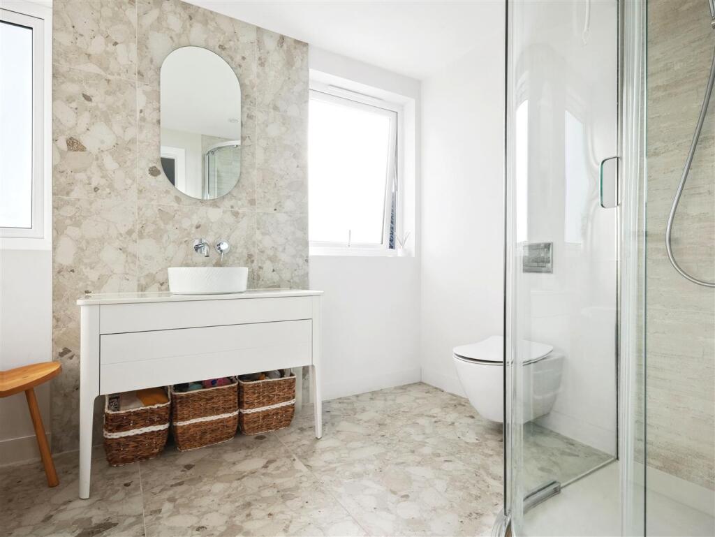 Family Bathroom2.JPG