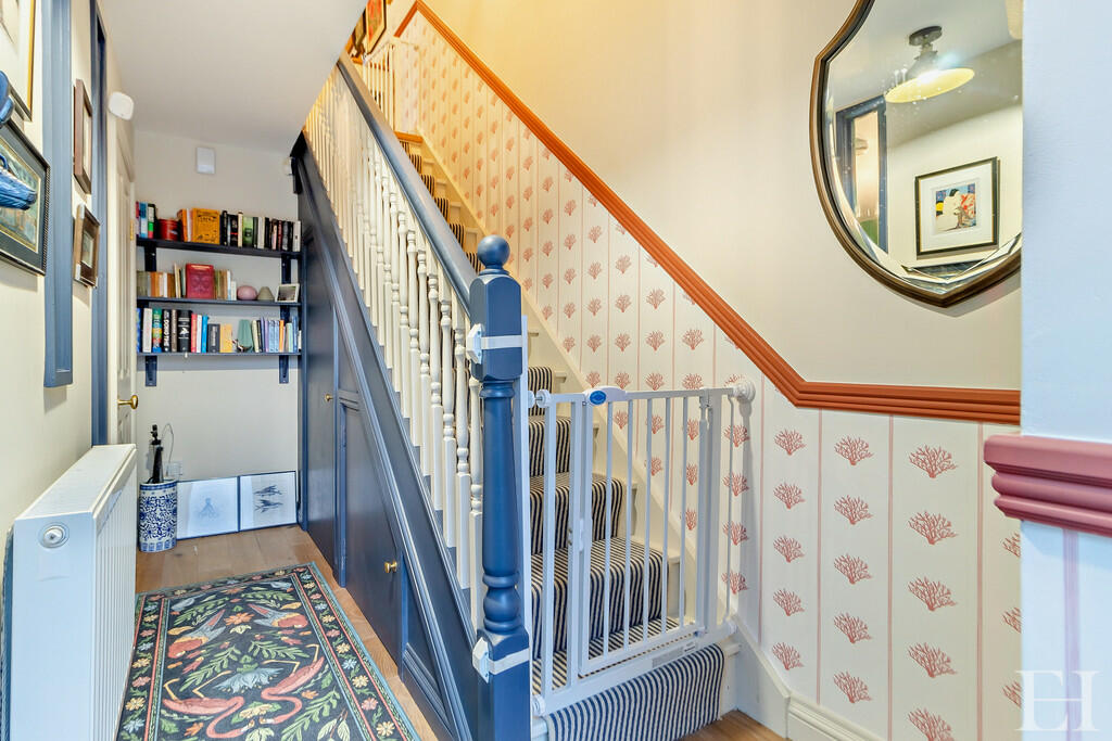 8627621-interior1...