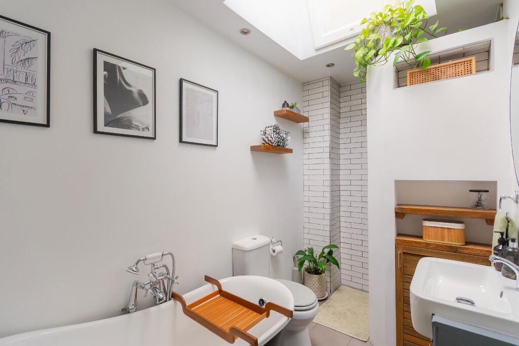 7W0STN - Bathroom D.jpg