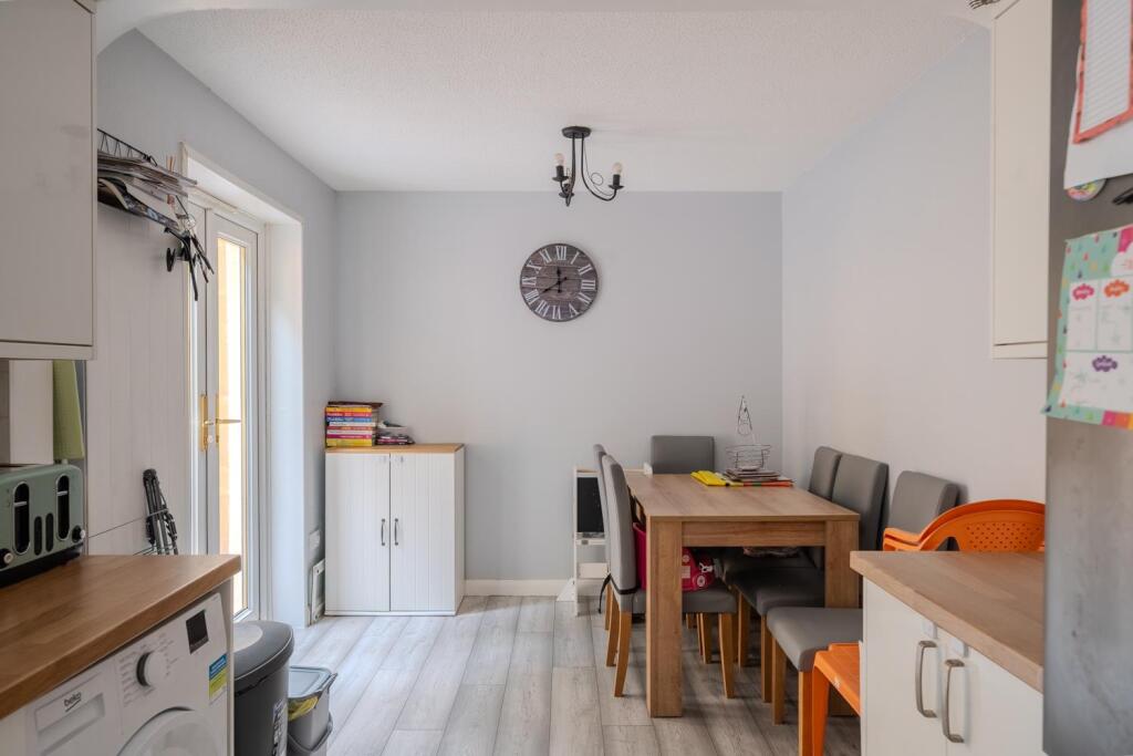 14 Neath Court-11.jpg