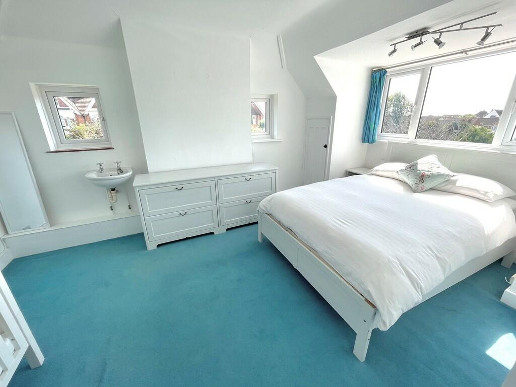 2 Cudlow Ave Bed ...