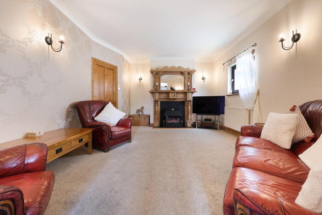 CHESTERFIELD ROAD 36 KT19 9QP (23).jpg