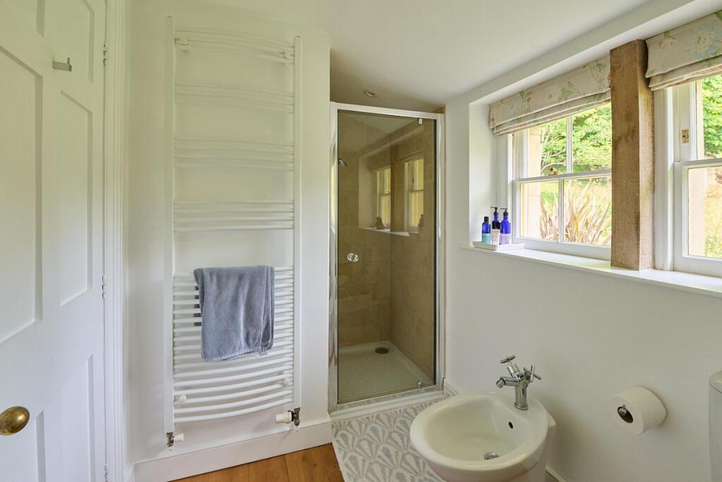 BA15 2HG MAIN BATHROOM LO RES_ 1.jpg
