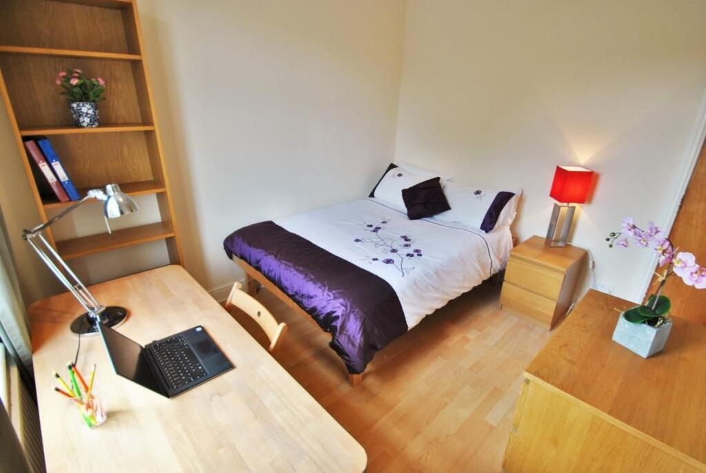 Well-presented double bedroom with a comfortabl...