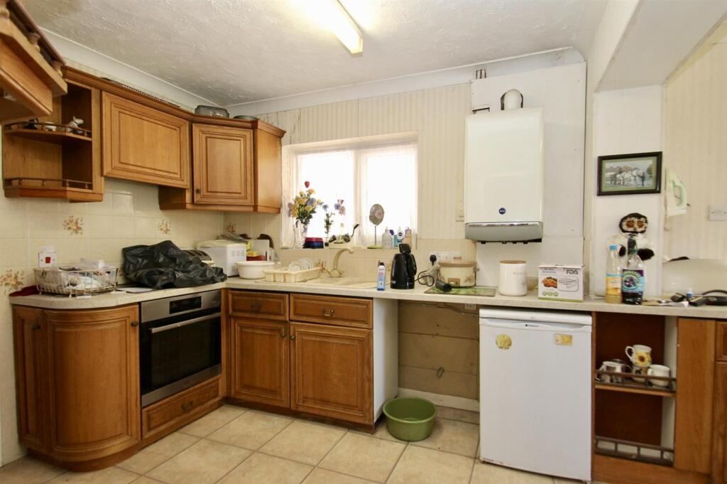 Kitchen 2.jpg