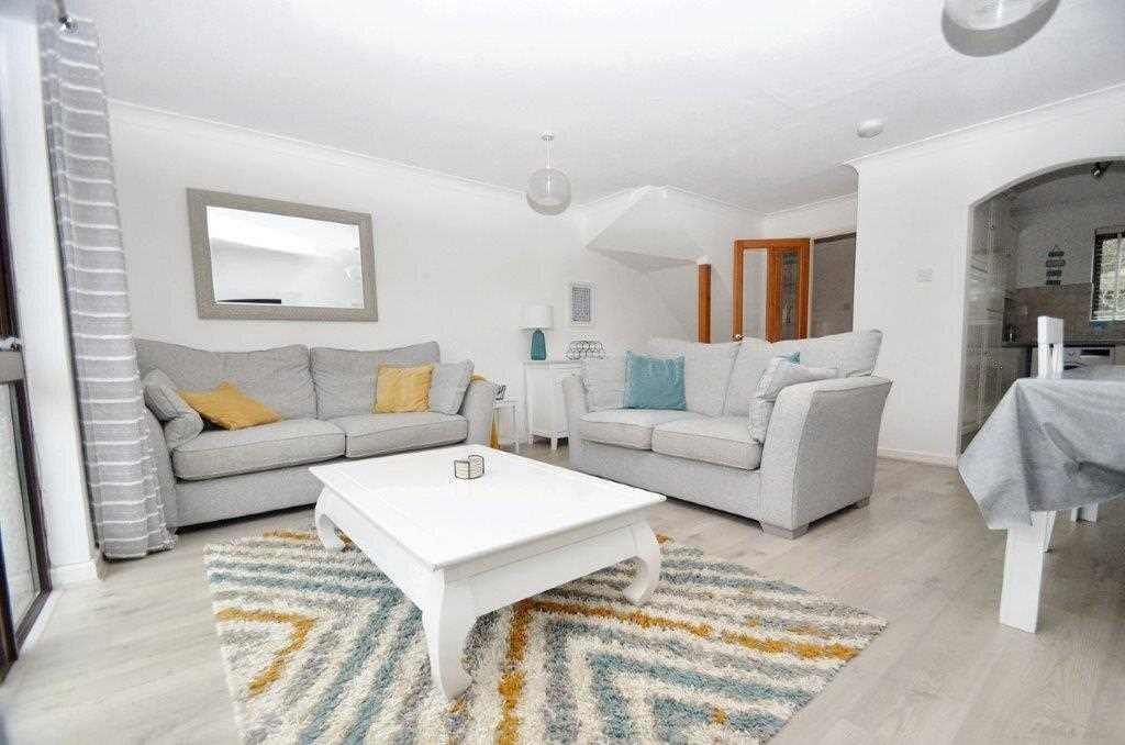 SITTING/DINING ROOM