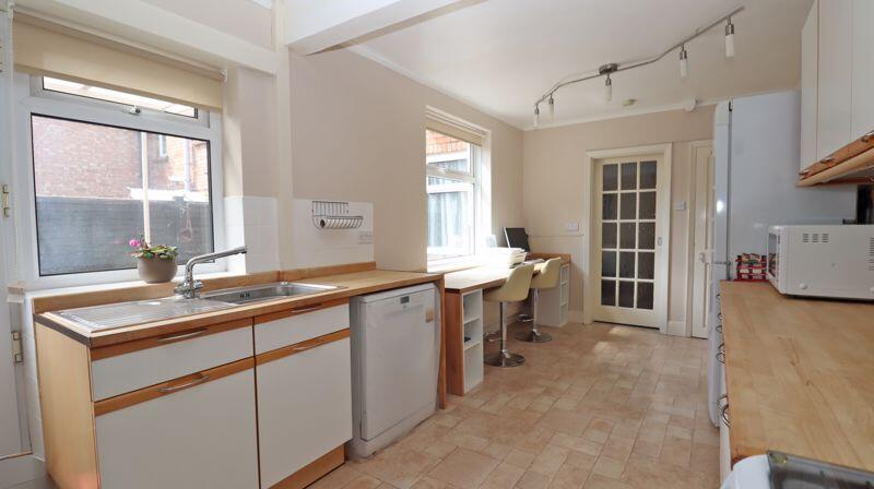 KITCHEN/DINING