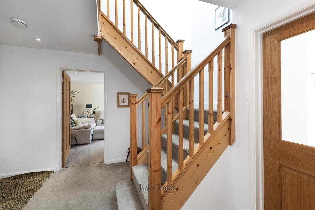 61 Shipbourne Rd, TN10 3DX 003.jpg