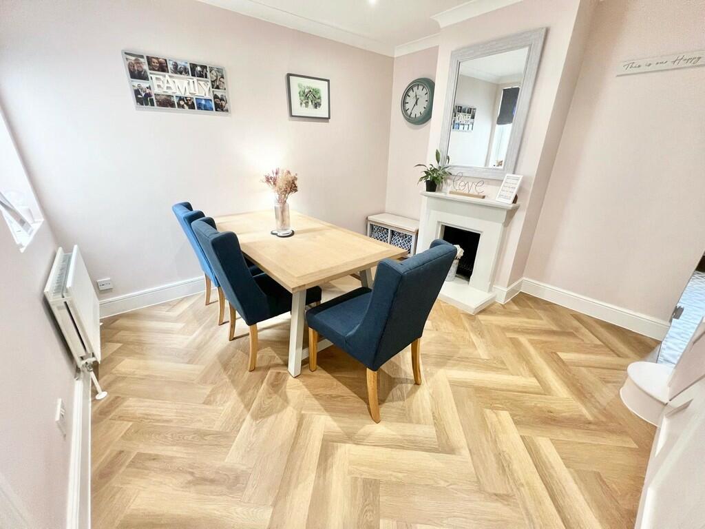 Dinning room king...