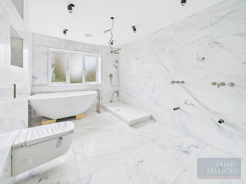 Master Bedroom En-Suite