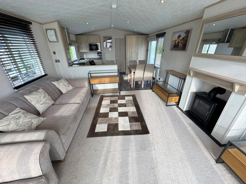 Lounge to Kitchen...