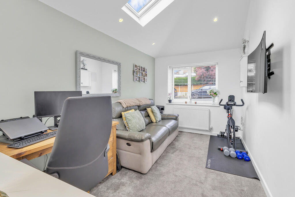 8 Shawclough Driv...