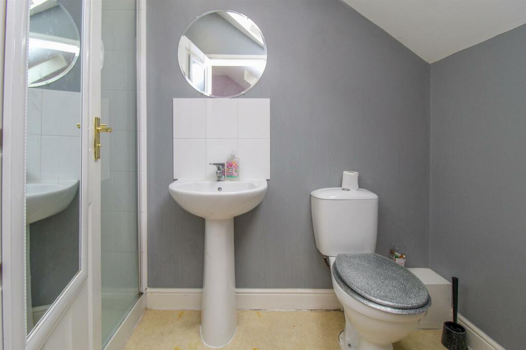 EN SUITE SHOWER ROOM/W.C.