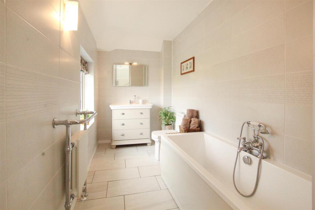 Bed-1-ensuite.jpg