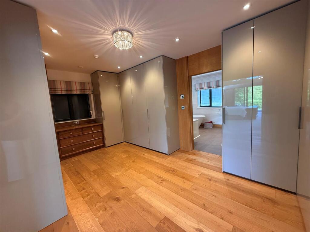 dressing room towards bathroom.jpg