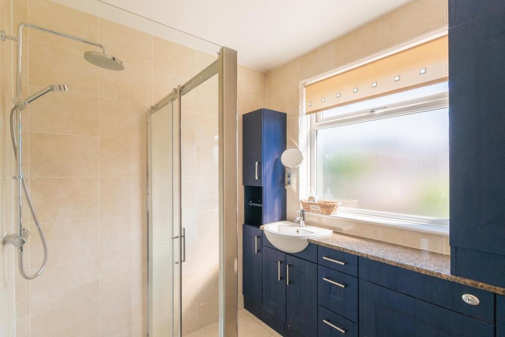 0A5RAN - Bathroom A.jpg