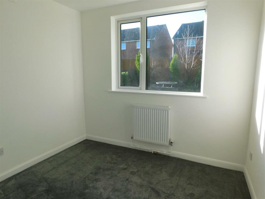 53 Oundle Drive bed 2.JPG