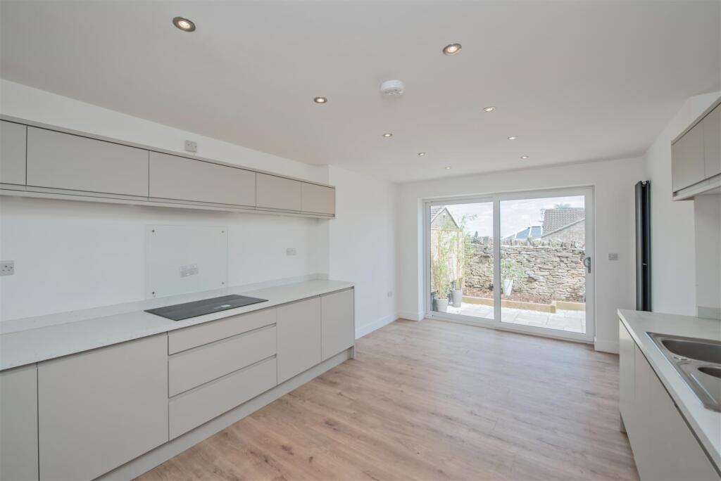 Fitted Kitchen &amp; Dining Area: