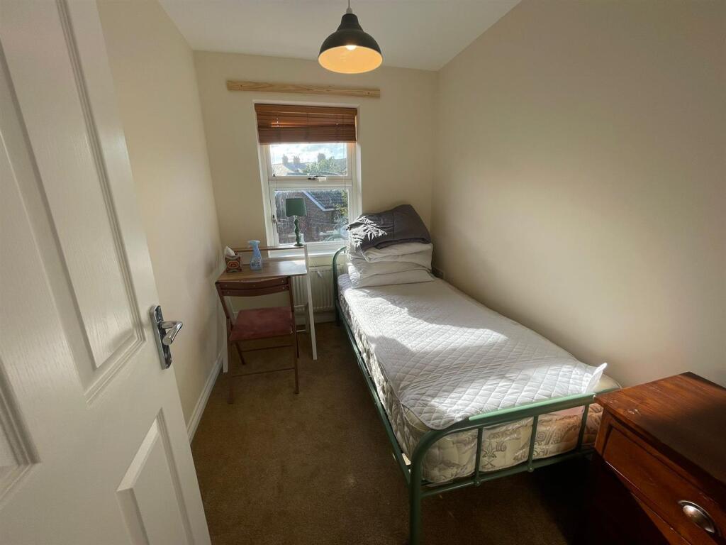 Small bedroom.jpg