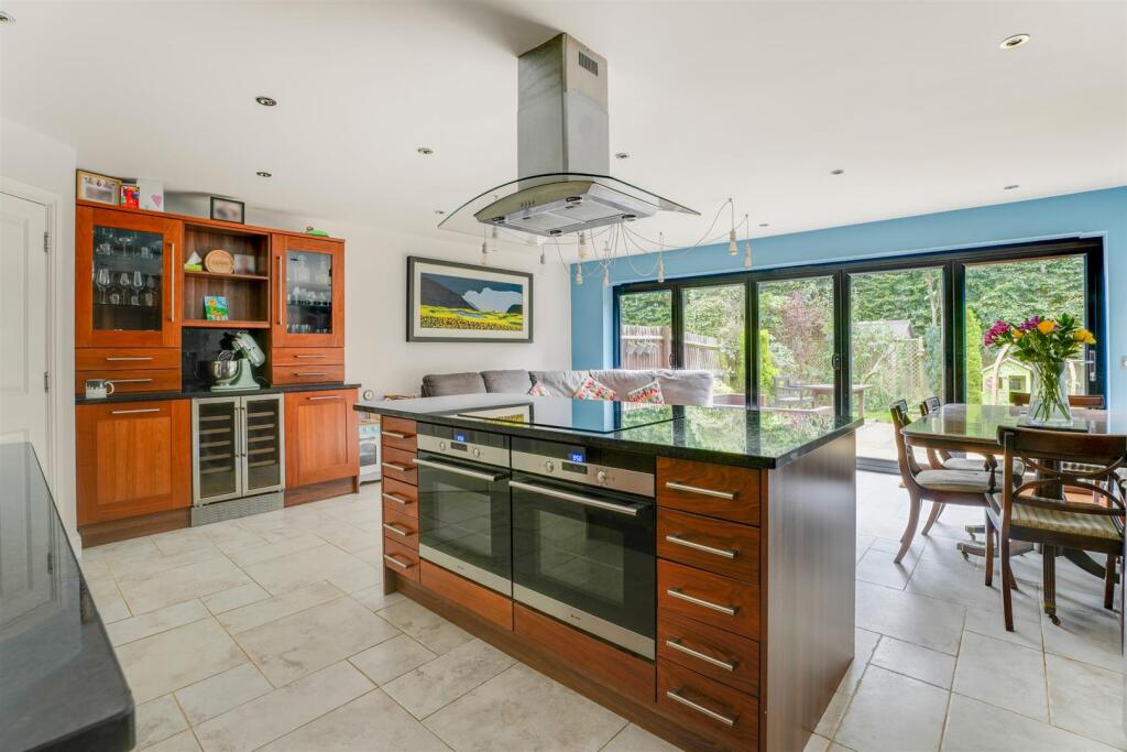 KITCHEN/BREAKFAST ROOM