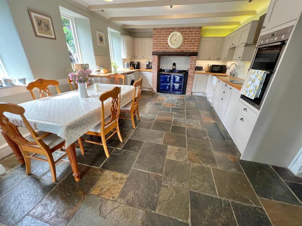 Kitchen/ Dining Room