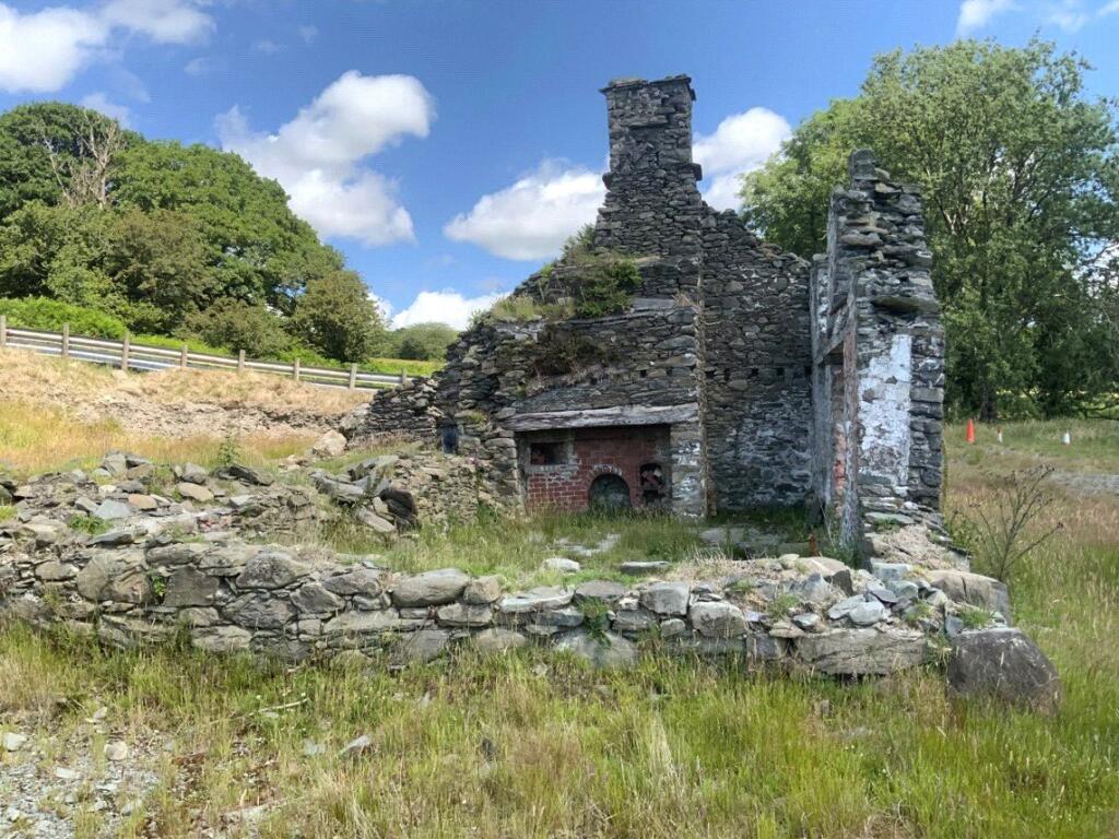 Old Farmhouse &amp; Barn