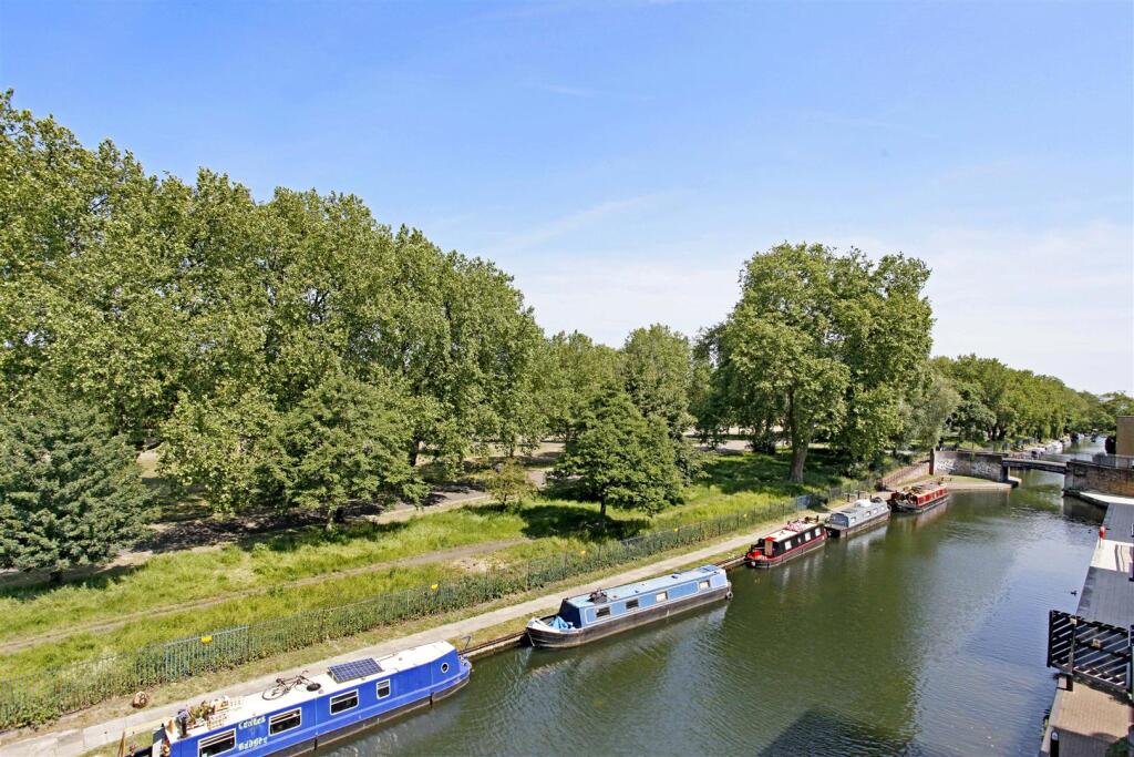 Views of the canal and Victoria Park