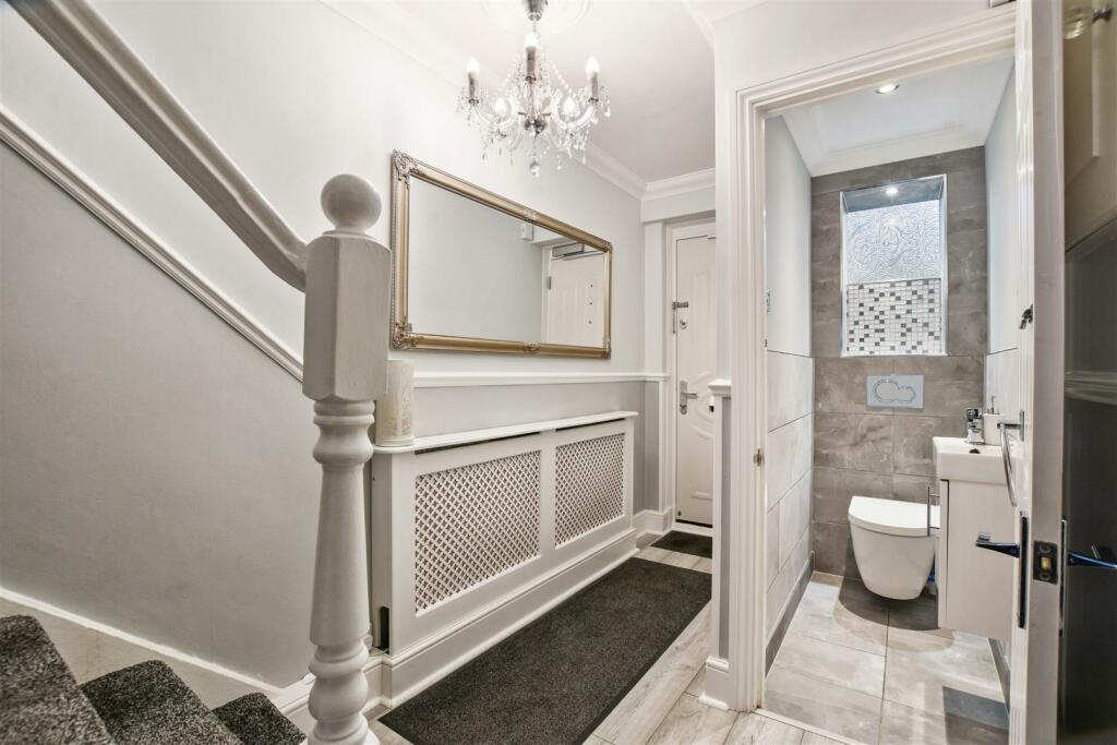 07-0a53GCWT - 25 Athelstan Gdns - Hall -Original (