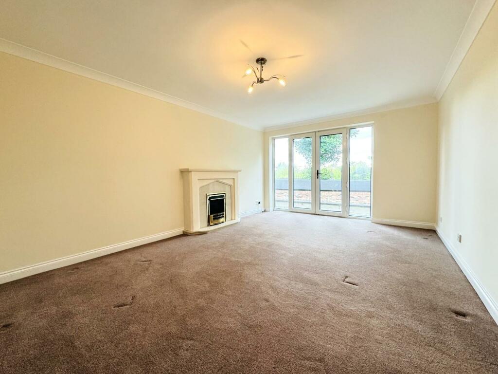 REAR LOUNGE