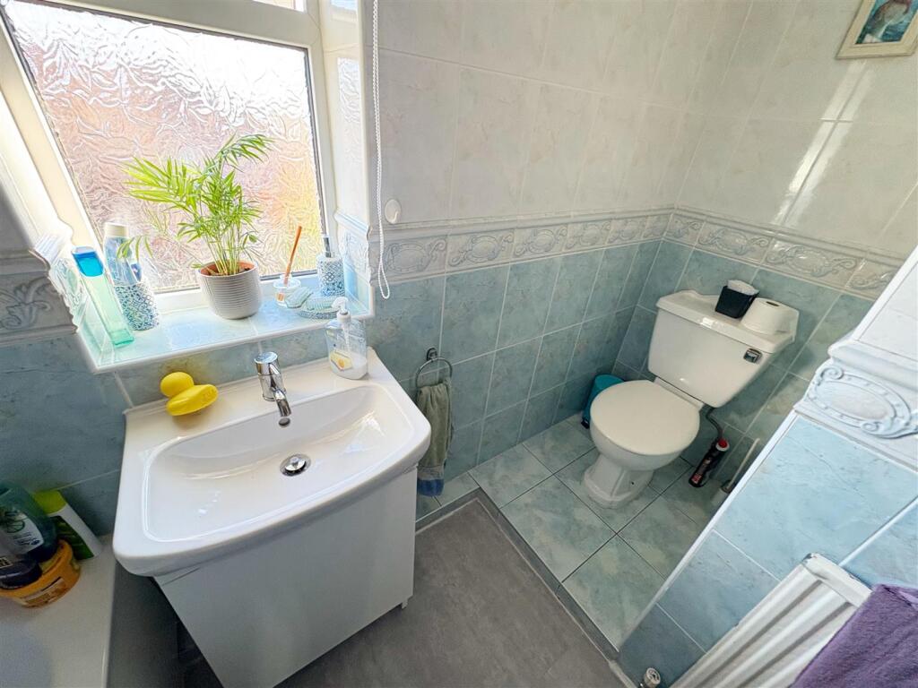 Family bathroom (1).jpg