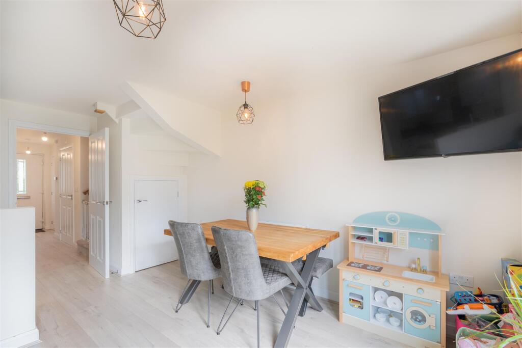 15 Dahlia Crescent-8.jpg