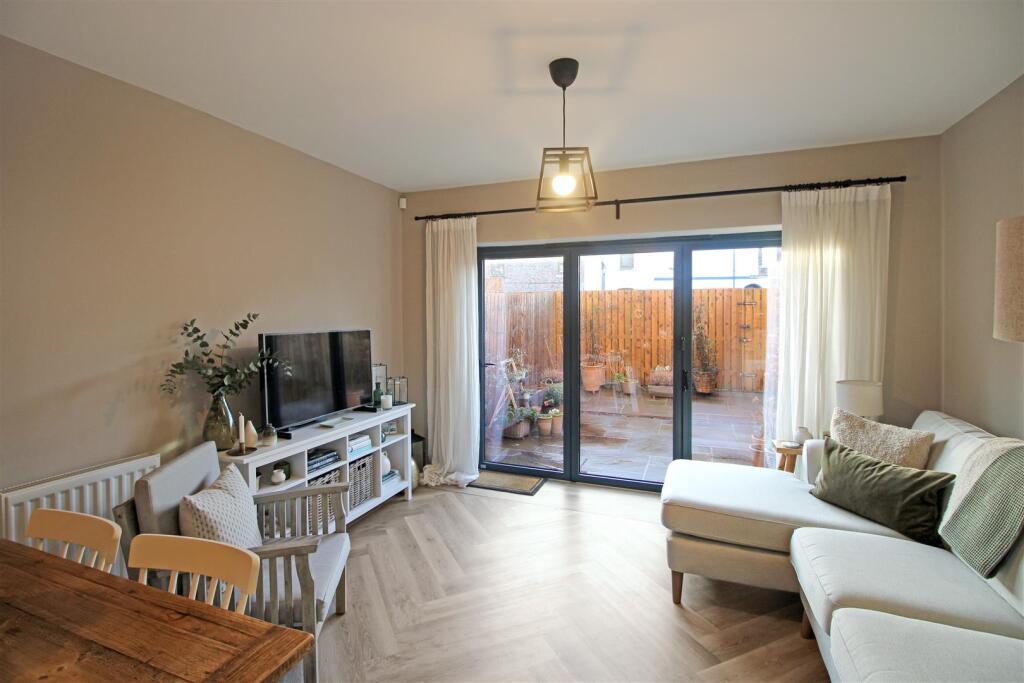 LOUNGE/DINING ROOM