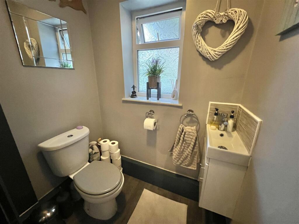 GROUND FLOOR SHOWER ROOM