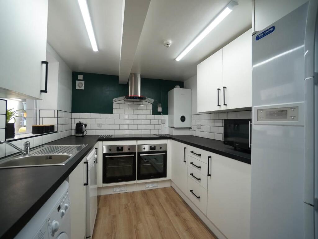 Kitchen 1.JPG