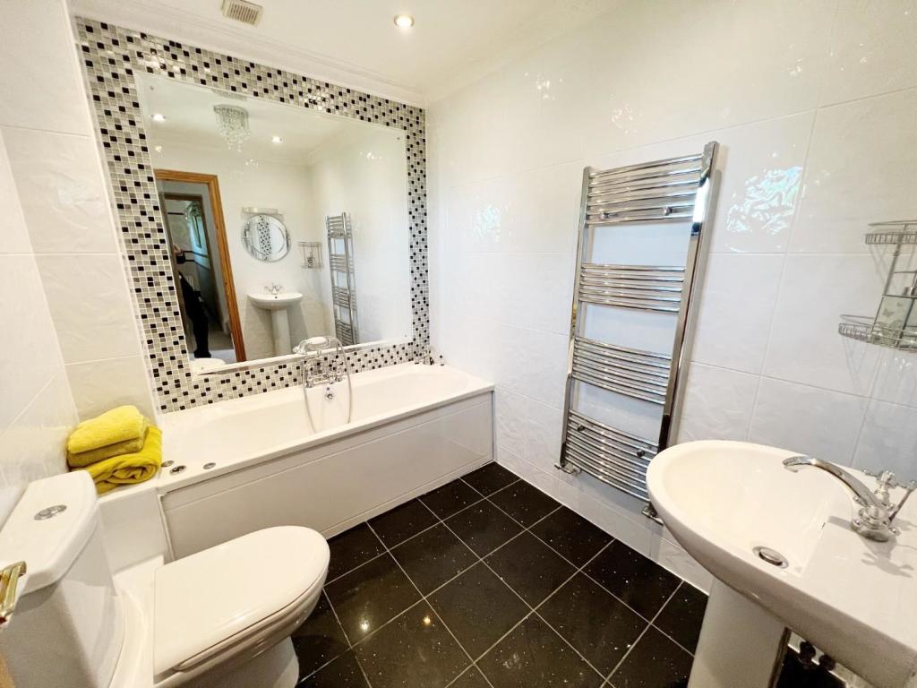 Bathroom 2 pic 1.jpg
