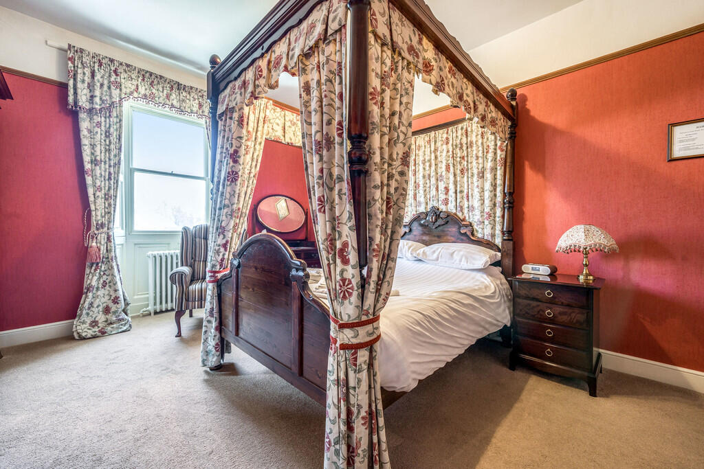 Guest Bedroom Fou...