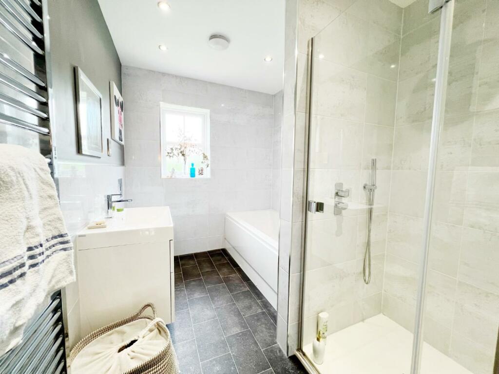 Bathroom pic 1.jpg