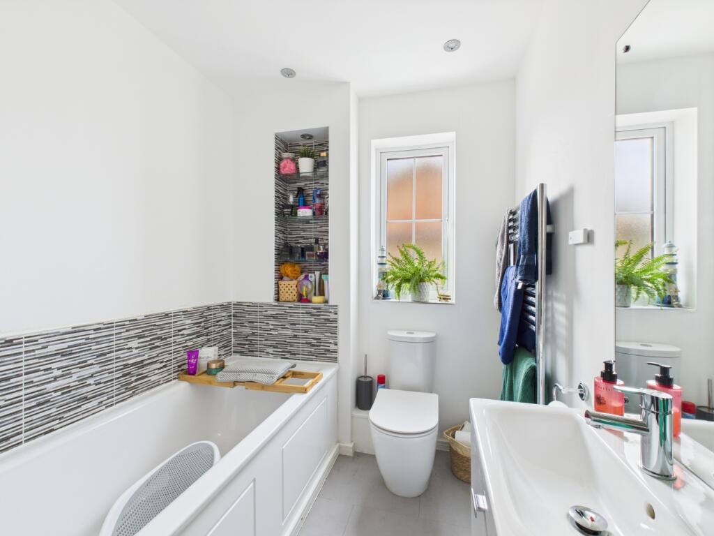 CAM03729G0-PR0025-STILL020