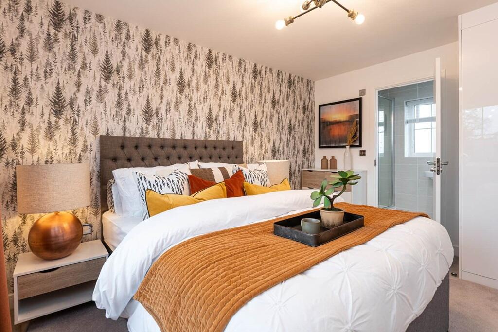 Main bedroom with ample space and en suite shower room