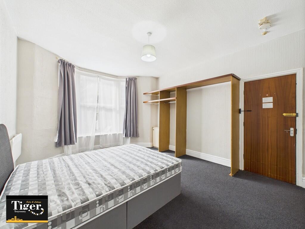 CAM02176G0-PR0672...