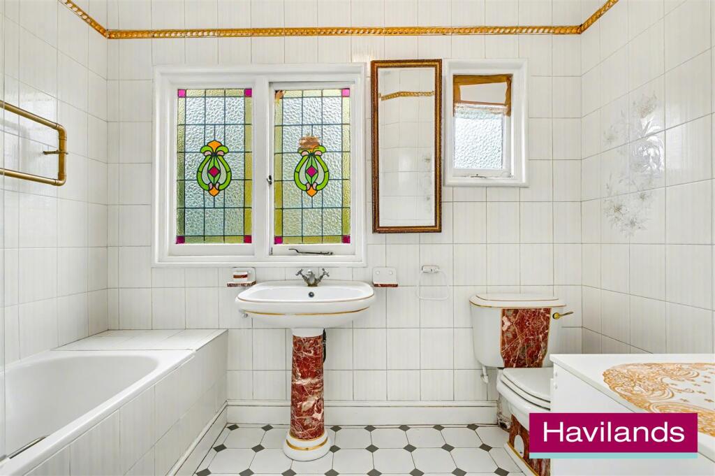 Woodland Way N21 3PY-6.jpg