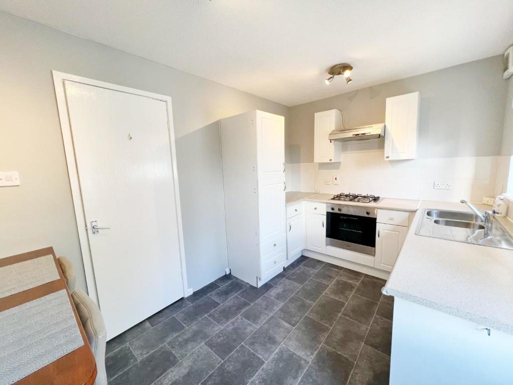 Kitchen pic 2.jpg