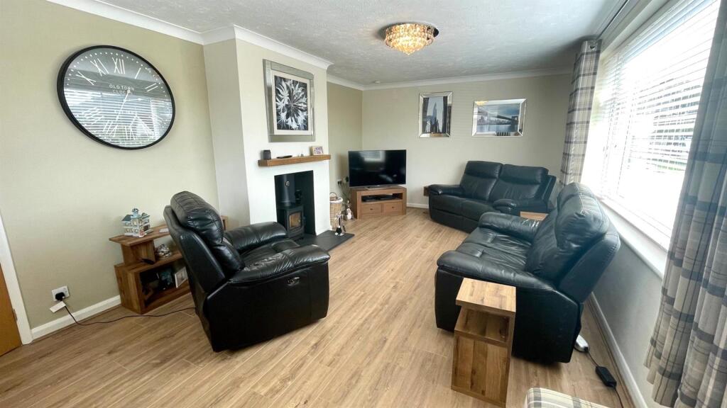 DOUBLE ASPECT LOUNGE/DINING ROOM